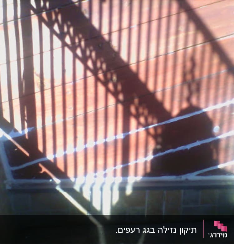 איטום עם חומר לבן על קיר חיצוני